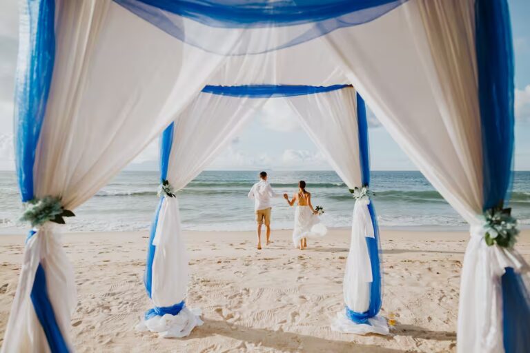 Couple qui vient de se marier sur la plage et qui regarde la mer