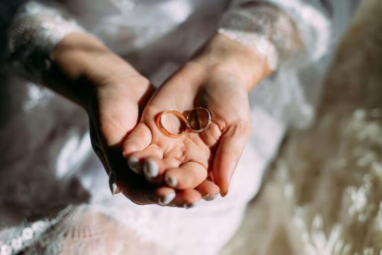 Alliances dans la main de la mariée